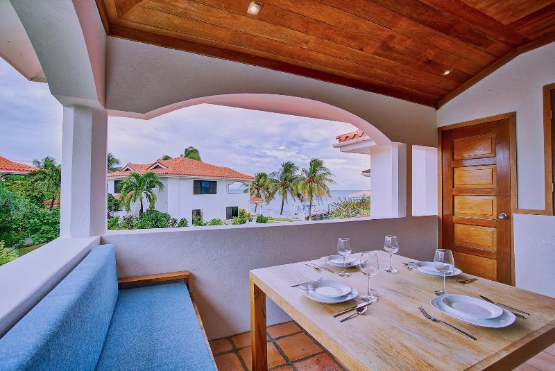 Isla Bonita Yacht Club Hotel ซานเปโดร ภายนอก รูปภาพ