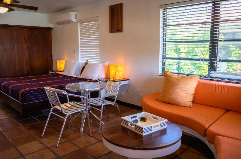 Isla Bonita Yacht Club Hotel ซานเปโดร ภายนอก รูปภาพ